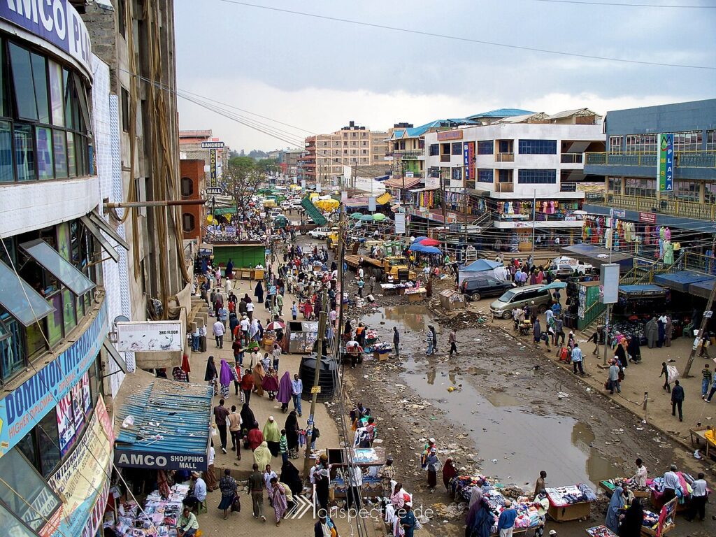 Street market Eastleigh Nairobi, busy market with people