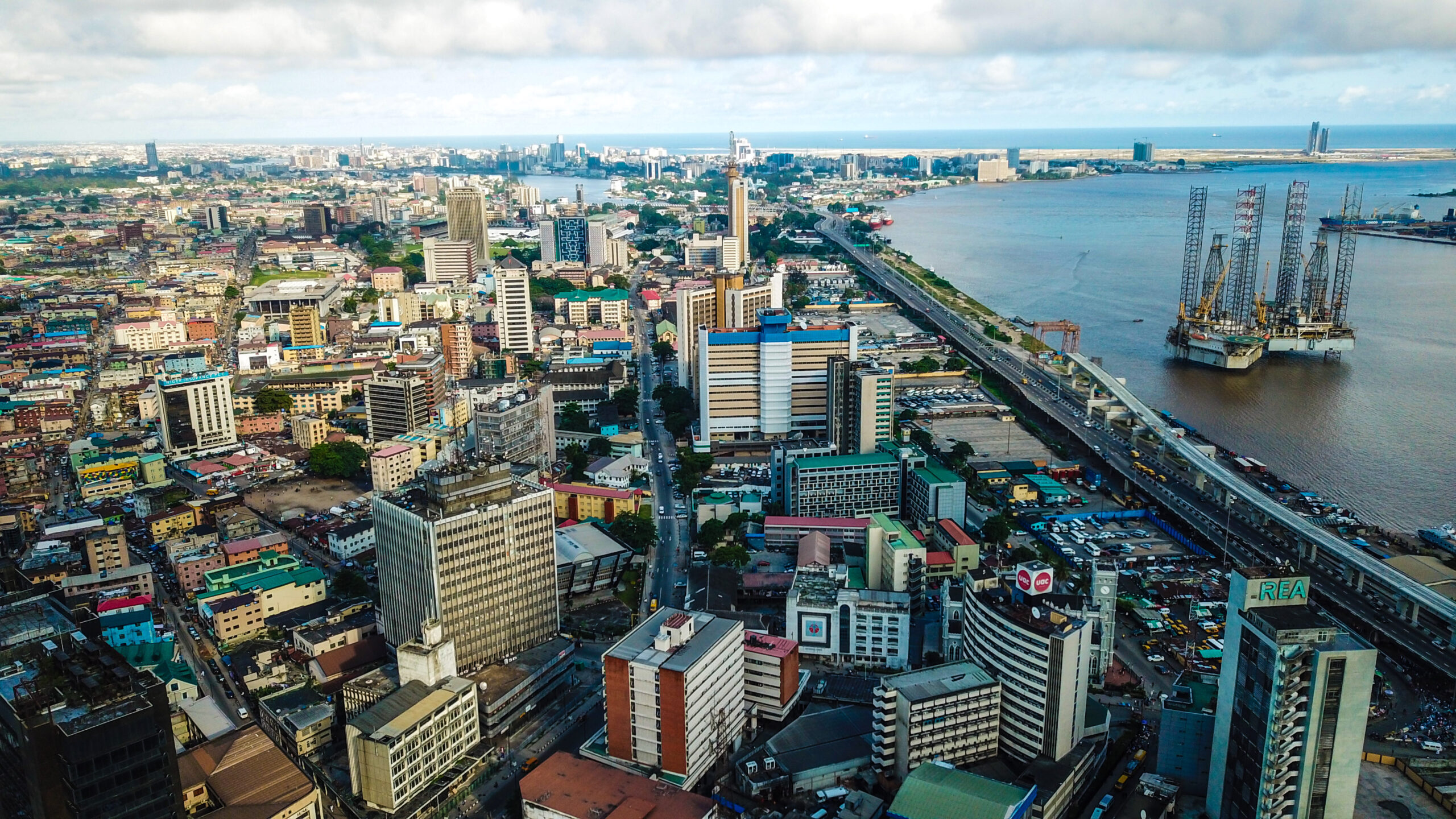 Photo aerial view of waterfront commercial business district Lagos Island