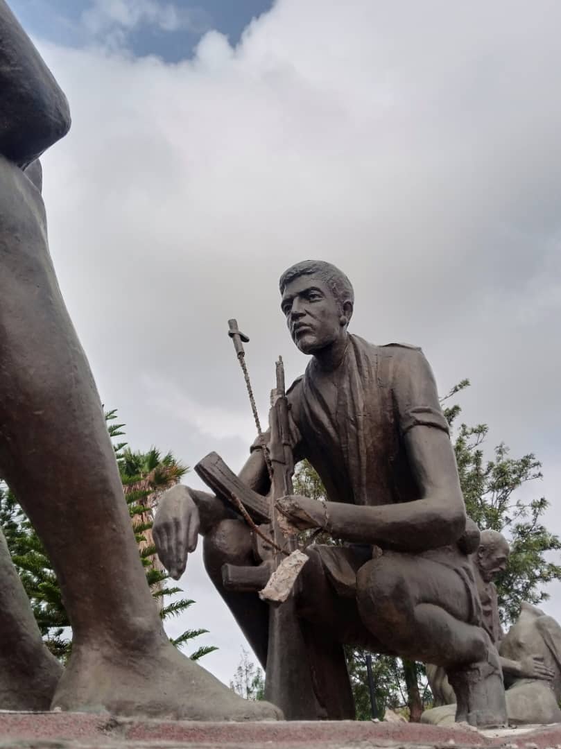 A statue of a soldier, with hand cut off.